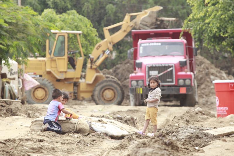 Continuan los trabajos de limpieza por el desborde del río Huaycoloro en Chosica