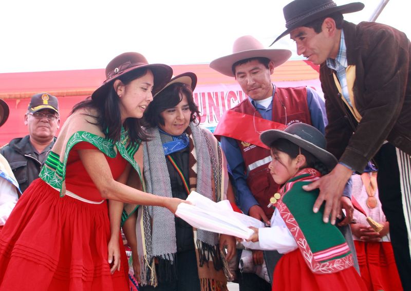 Primera Dama, Nadine Heredia y Ministra de la Mujer, Ana Jara, entregaron ayuda a los damnificados en el distrito de Caylloma.