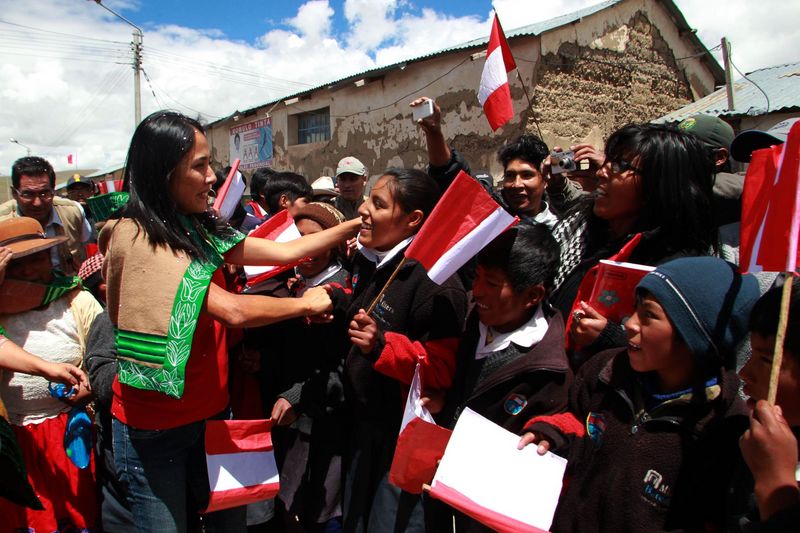 Primera Dama, Nadine Heredia y Ministra de la Mujer, Ana Jara, entregaron ayuda a los damnificados en el distrito de Caylloma.