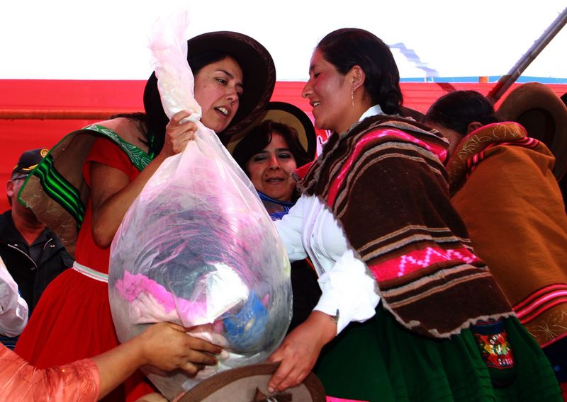 Primera Dama, Nadine Heredia y Ministra de la Mujer, Ana Jara, entregaron ayuda a los damnificados en el distrito de Caylloma.