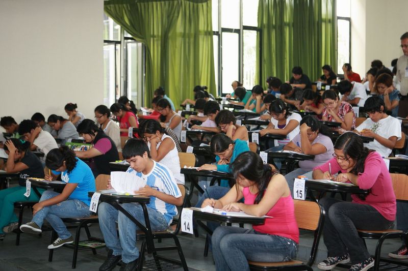 Jovenes dando examen de admisión en Universidad Nacional Mayor de San Marcos