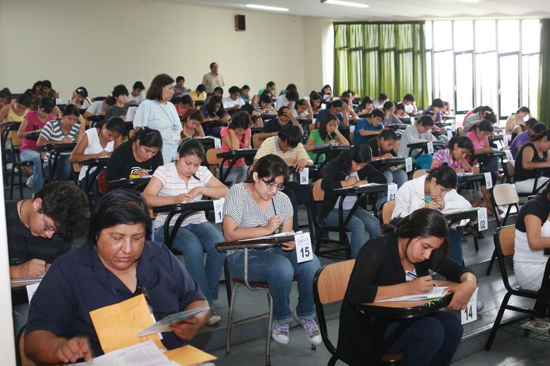 Jovenes dando examen de admisión en Universidad Nacional Mayor de San Marcos