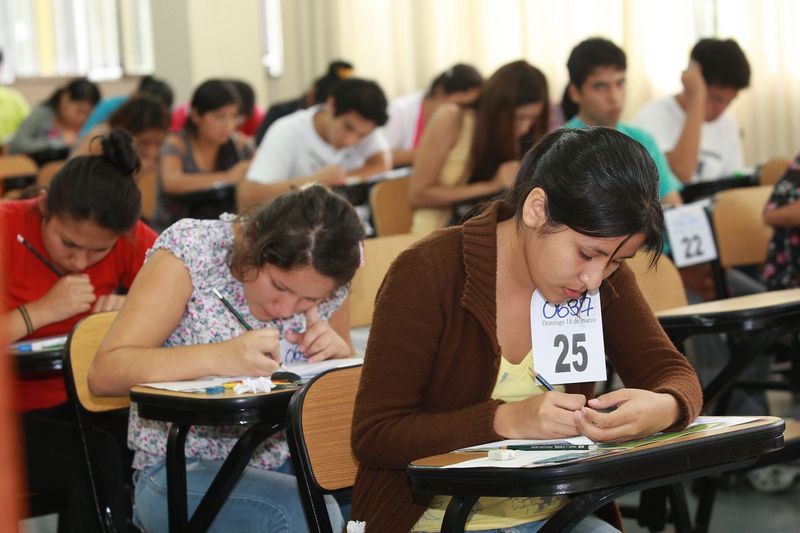 Jovenes dando examen de admisión en Universidad Nacional Mayor de San Marcos