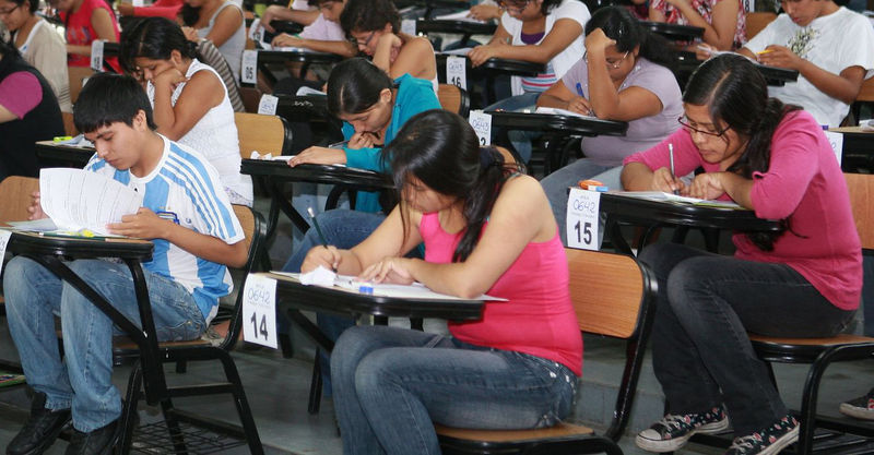 Jovenes dando examen de admisión en Universidad Nacional Mayor de San Marcos