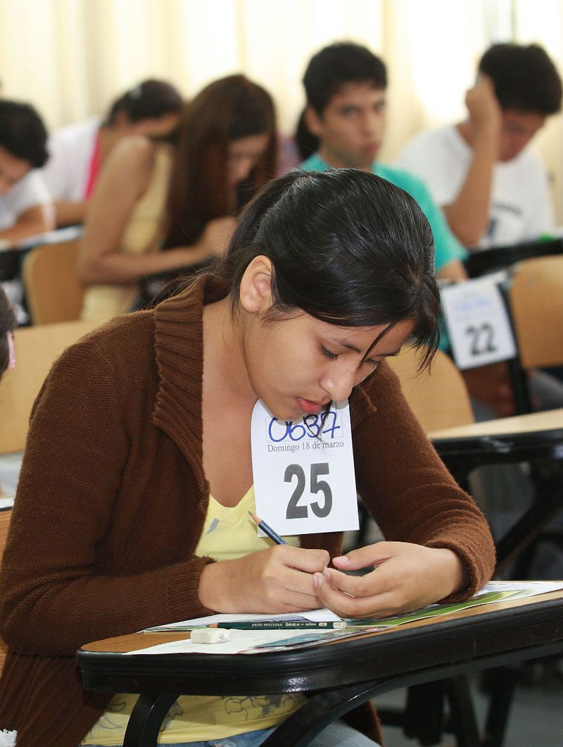 Jovenes dando examen de admisión en Universidad Nacional Mayor de San Marcos
