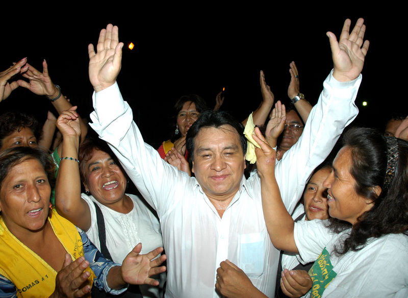 El congresista de Solidaridad Nacional José Luna Gálvez con militantes de su partido