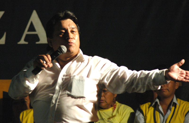 El congresista de Solidaridad Nacional José Luna Gálvez con militantes de su partido