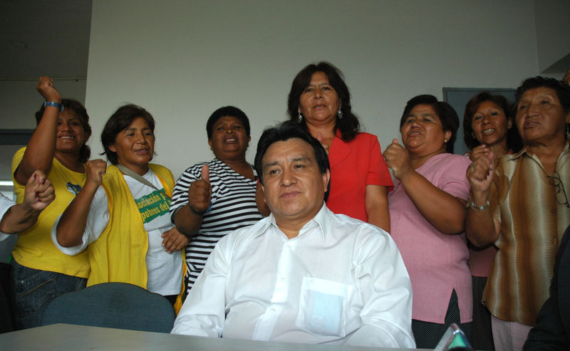 El congresista de Solidaridad Nacional José Luna Gálvez con militantes de su partido