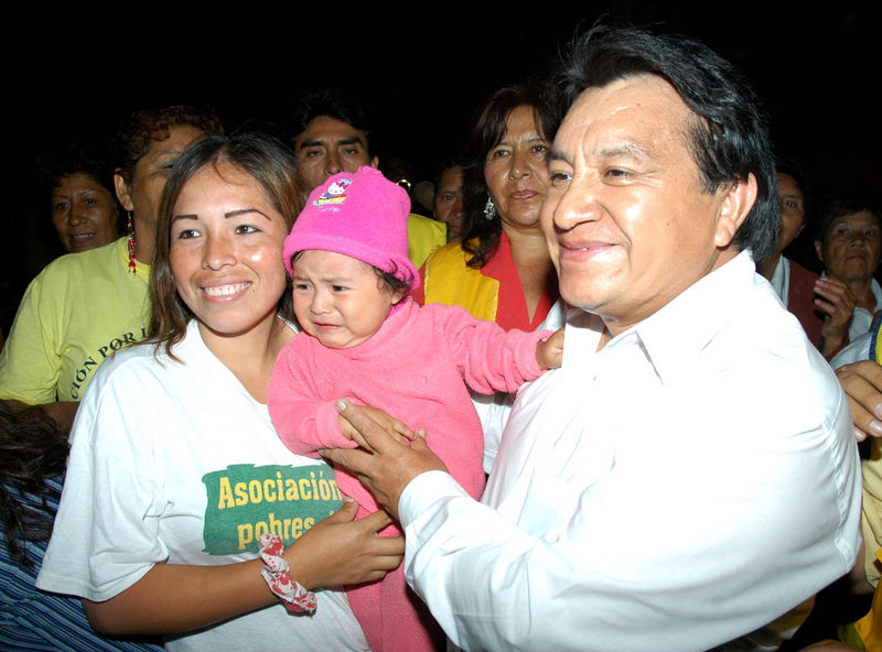 El congresista de Solidaridad Nacional José Luna Gálvez con militantes de su partido