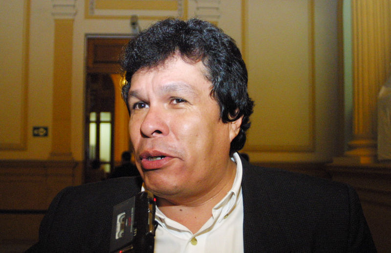 Congresista Heriberto Benítez dando declaraciones a la prensa en el congreso de la republica