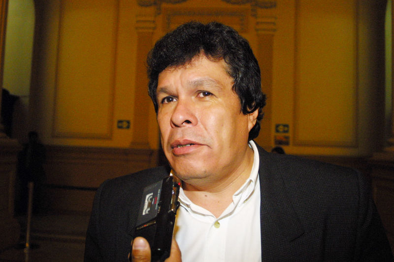 Congresista Heriberto Benítez dando declaraciones a la prensa en el congreso de la republica