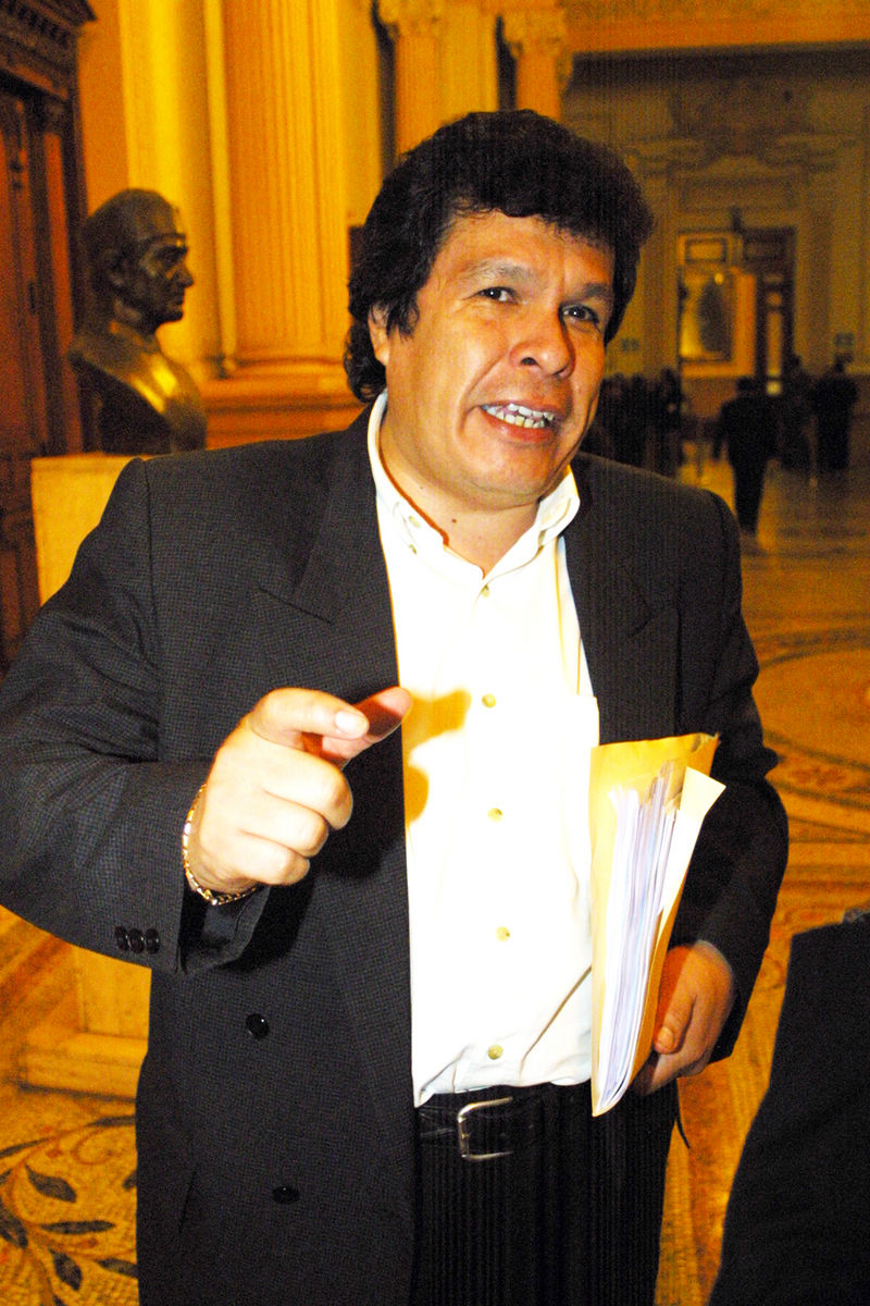 Congresista Heriberto Benítez dando declaraciones a la prensa en el congreso de la republica