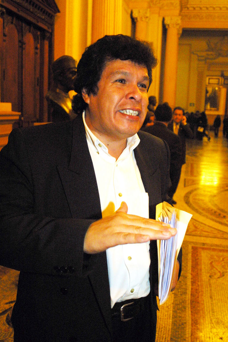 Congresista Heriberto Benítez dando declaraciones a la prensa en el congreso de la republica