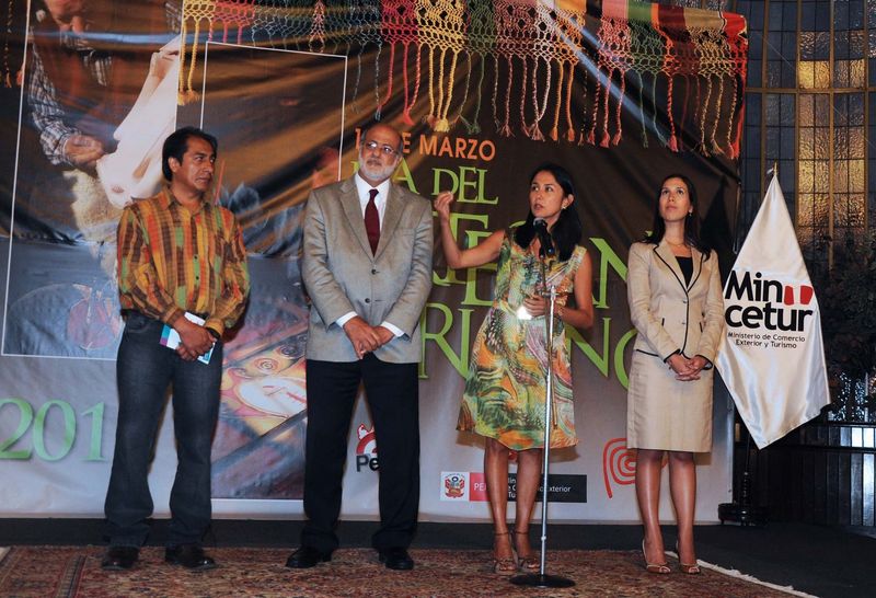 Primera Dama Nadine Heredia, participó en celebración por el Día del Artesano en Palacio de Gobierno