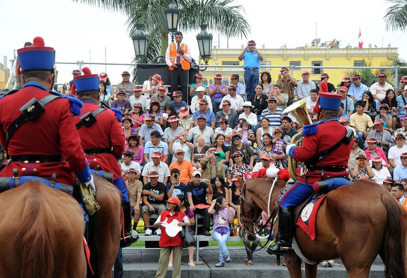 Público observa desde la Plaza de Armas de Lima, el Cambio de Guardia Montada en Palacio de Gobierno