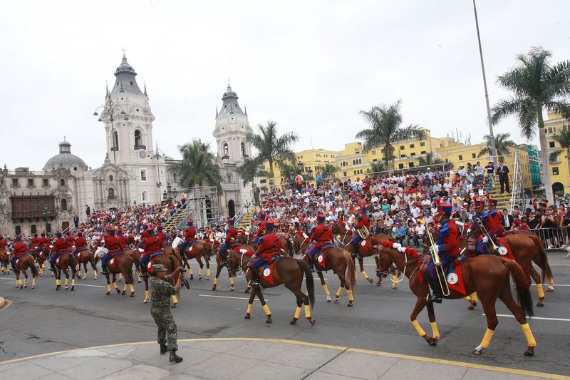 Público observa desde la Plaza de Armas de Lima, el Cambio de Guardia Montada en Palacio de Gobierno