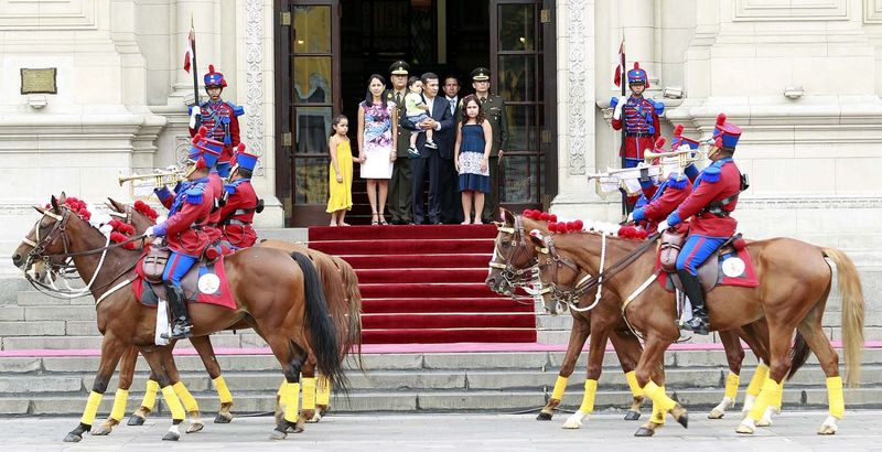 Público observa desde la Plaza de Armas de Lima, el Cambio de Guardia Montada en Palacio de Gobierno