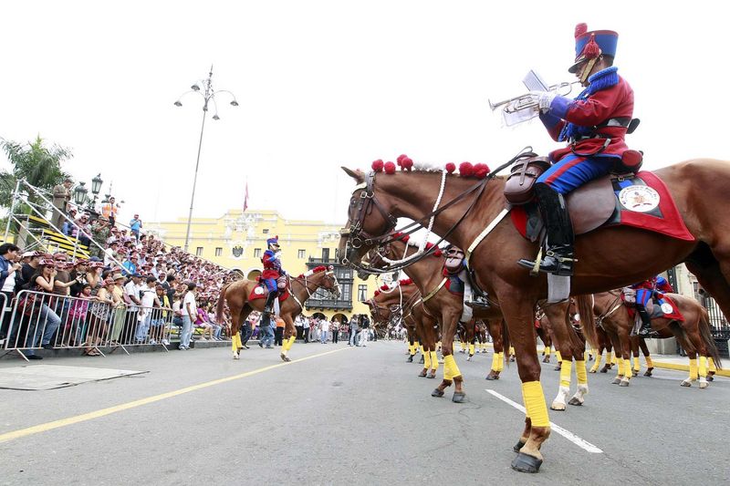 Público observa desde la Plaza de Armas de Lima, el Cambio de Guardia Montada en Palacio de Gobierno