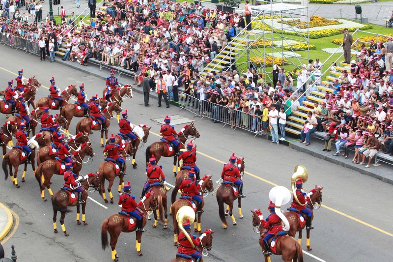 Público observa desde la Plaza de Armas de Lima, el Cambio de Guardia Montada en Palacio de Gobierno