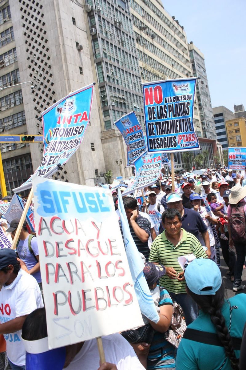 No a la privatización de Sedapal miles de personas marcharon  al congreso en protesta a la privatización de agua