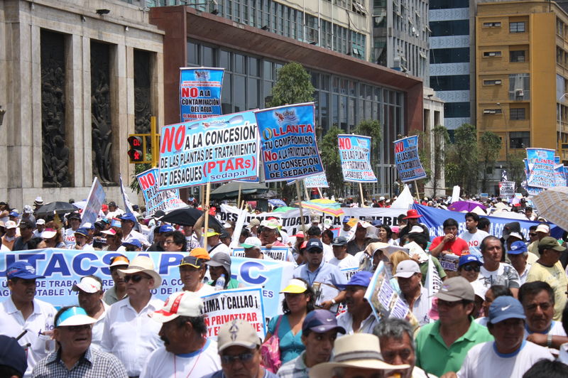 No a la privatización de Sedapal miles de personas marcharon  al congreso en protesta a la privatización de agua