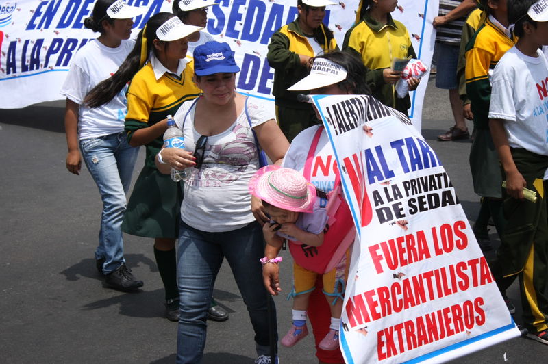 No a la privatización de Sedapal miles de personas marcharon  al congreso en protesta a la privatización de agua