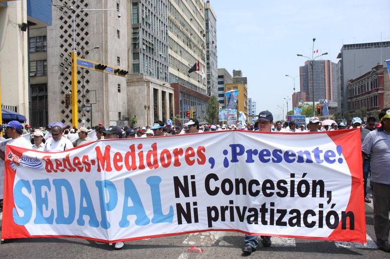 No a la privatización de Sedapal miles de personas marcharon  al congreso en protesta a la privatización de agua