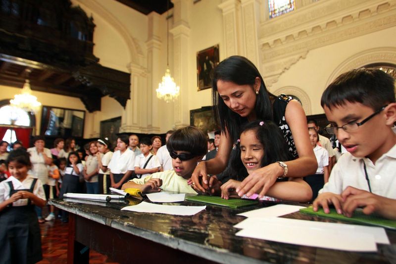 Primera Dama, Nadine Heredia, recibió en Palacio de Gobierno a niños de Centros de Educación Básica Especial de Lima