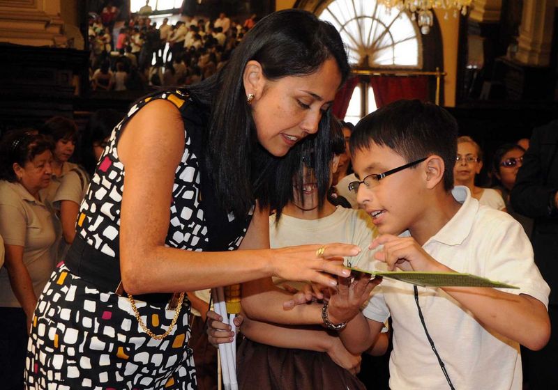 Primera Dama, Nadine Heredia, recibió en Palacio de Gobierno a niños de Centros de Educación Básica Especial de Lima