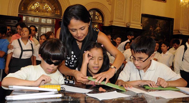 Primera Dama, Nadine Heredia, recibió en Palacio de Gobierno a niños de Centros de Educación Básica Especial de Lima