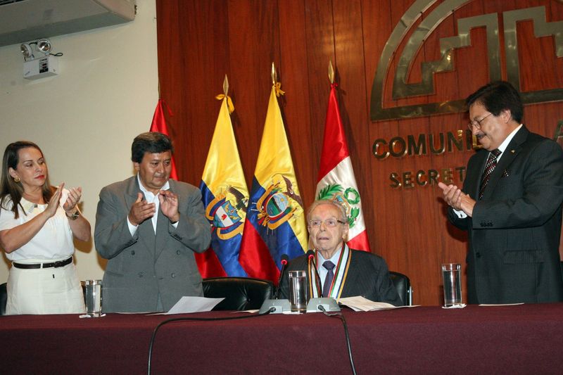 Javier Pérez de Cuéllar fue nombrado hoy 'Ciudadano Andino Honorífico' por la Comunidad Andina