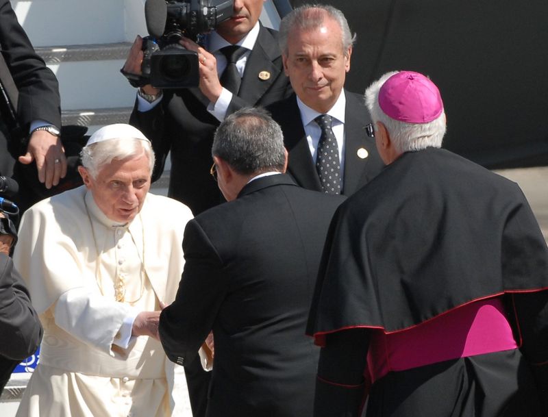 Cientos de cubanos reciben con júbilo esta mañana al papa Benedicto XV