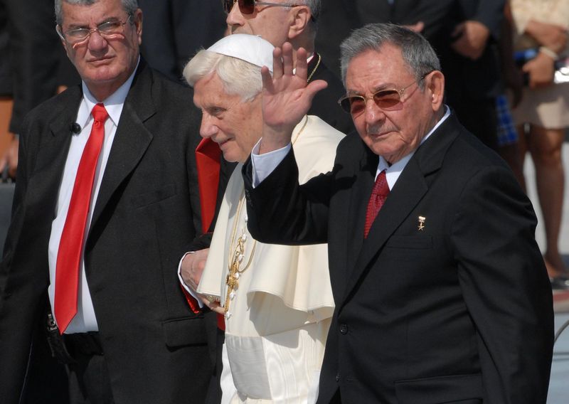 Cientos de cubanos reciben con júbilo esta mañana al papa Benedicto XV