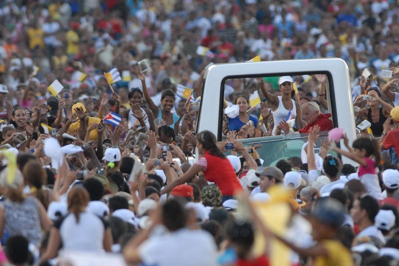 Cientos de cubanos reciben con júbilo esta mañana al papa Benedicto XV