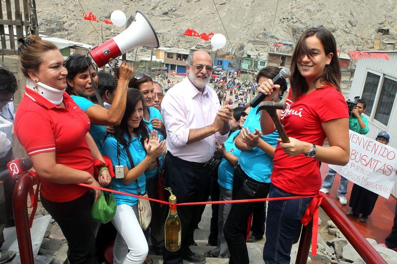 Comité de Damas del Parlamento junto al titular del Legislativo inauguraron barandas de contención en San Juan de Lurigancho.