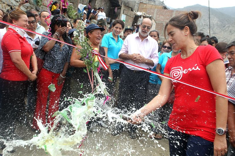 Comité de Damas del Parlamento junto al titular del Legislativo inauguraron barandas de contención en San Juan de Lurigancho.