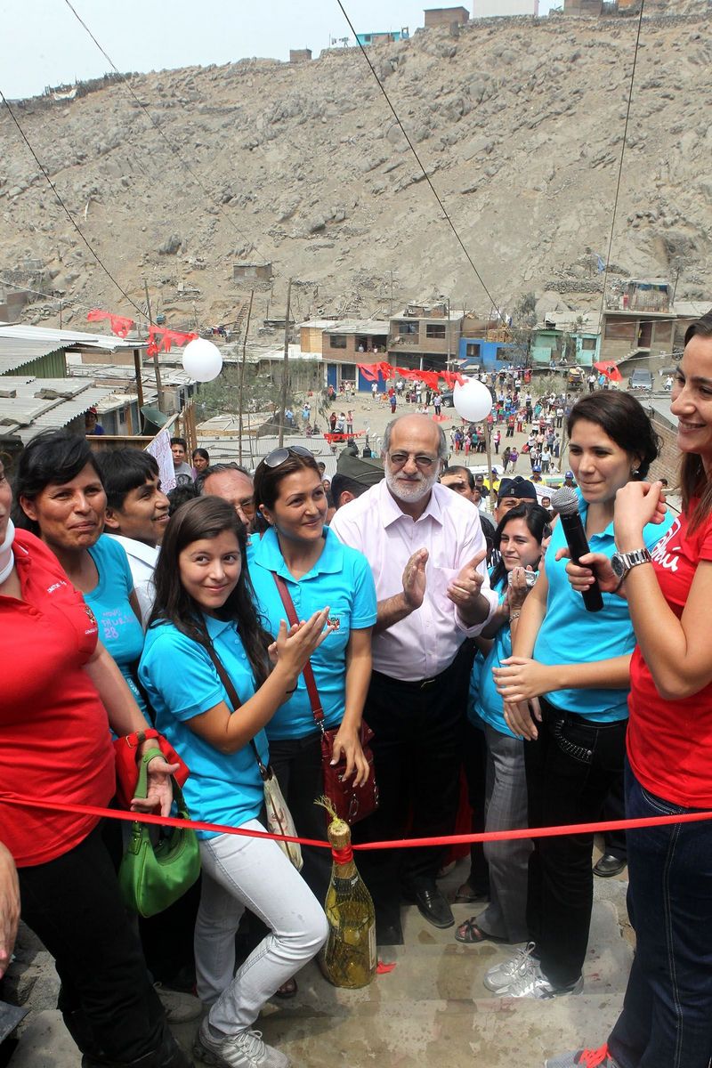 Comité de Damas del Parlamento junto al titular del Legislativo inauguraron barandas de contención en San Juan de Lurigancho.