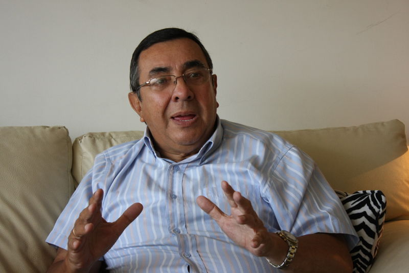 El reconocido internacionalista peruano Juan Velit Granda intercambiando opiniones