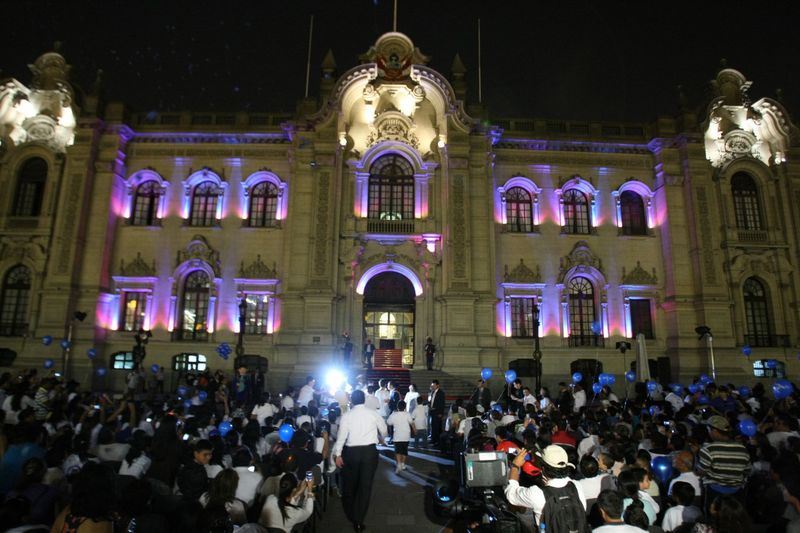 Ollanta Humala Tasso participó de la campaña Enciende una Luz azul orientada a promover la toma de conciencia sobre el autismo