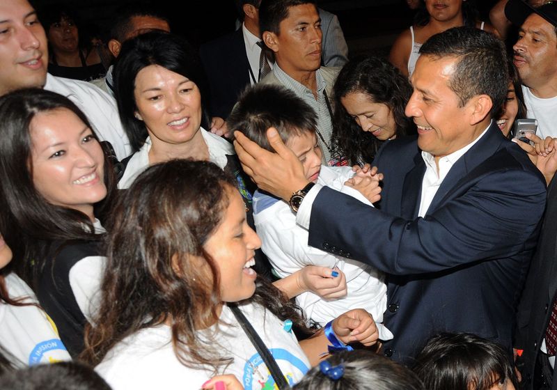 Ollanta Humala Tasso participó de la campaña Enciende una Luz azul orientada a promover la toma de conciencia sobre el autismo