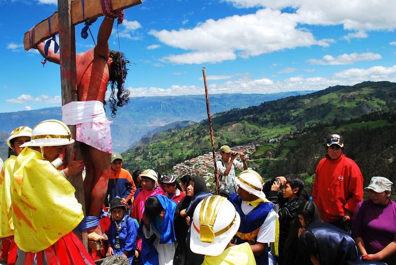 Escenificación del Vía Crucis en la ciudad de Pallasca, Ancash, con motivo de la Semana Santa 2012