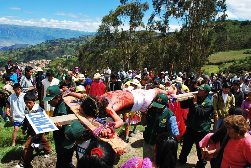 Escenificación del Vía Crucis en la ciudad de Pallasca, Ancash, con motivo de la Semana Santa 2012