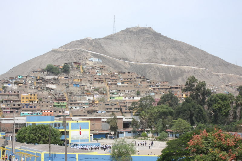 El cerro San Cristóbal, a 400 metros sobre el nivel del mar, brinda a sus visitantes la posibilidad de contemplar todo Lima, de una sola mirada