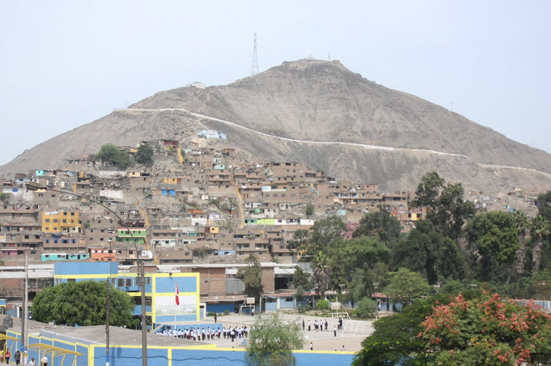 El cerro San Cristóbal, a 400 metros sobre el nivel del mar, brinda a sus visitantes la posibilidad de contemplar todo Lima, de una sola mirada