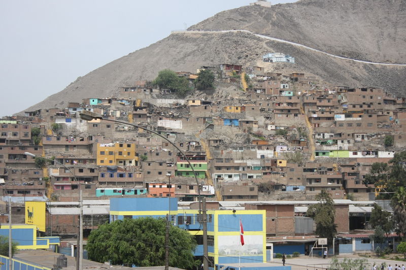 El cerro San Cristóbal, a 400 metros sobre el nivel del mar, brinda a sus visitantes la posibilidad de contemplar todo Lima, de una sola mirada