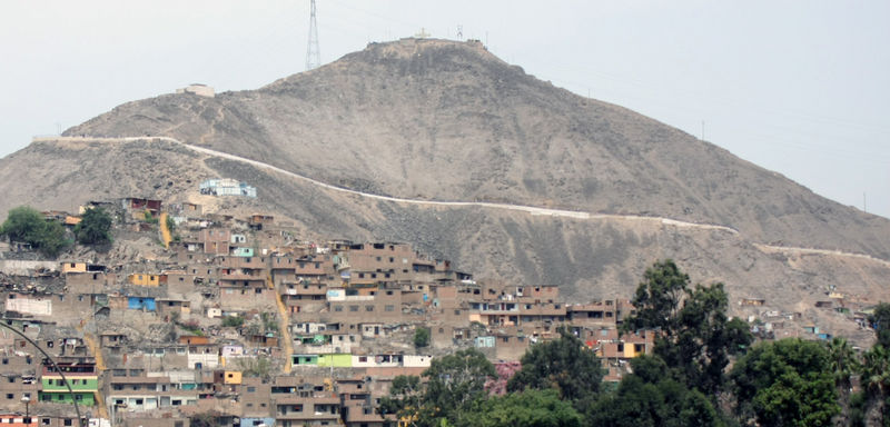 El cerro San Cristóbal, a 400 metros sobre el nivel del mar, brinda a sus visitantes la posibilidad de contemplar todo Lima, de una sola mirada