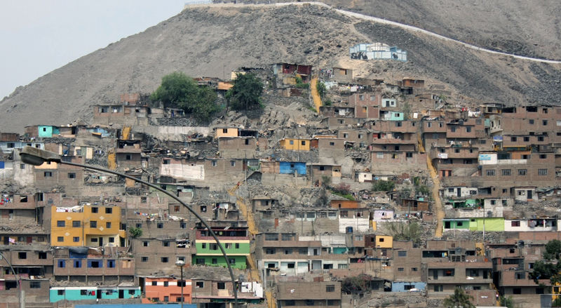 El cerro San Cristóbal, a 400 metros sobre el nivel del mar, brinda a sus visitantes la posibilidad de contemplar todo Lima, de una sola mirada