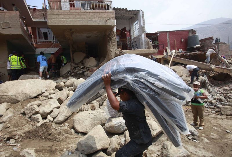 Entrega humanitaria a damnificados por los huaicos que cayeron la ciudad de Chosica, en Lima