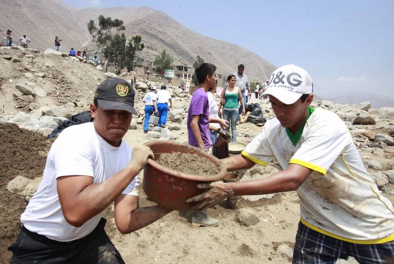 Entrega humanitaria a damnificados por los huaicos que cayeron la ciudad de Chosica, en Lima