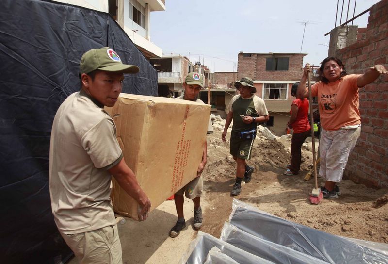 Entrega humanitaria a damnificados por los huaicos que cayeron la ciudad de Chosica, en Lima